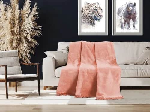 Jak ułożyć koc na kanapie, by dodać przytulności i stylu