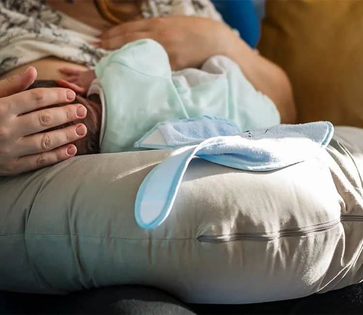 Jak ułożyć dziecko na poduszce do karmienia, aby uniknąć bólu i dyskomfortu