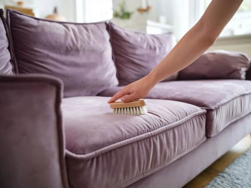 Jak wyczyścić welurową kanapę i przywrócić jej blask bez wysiłku