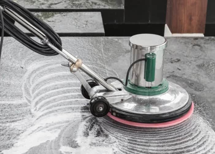 Skuteczne metody na usunięcie kleju z kamienia dekoracyjnego