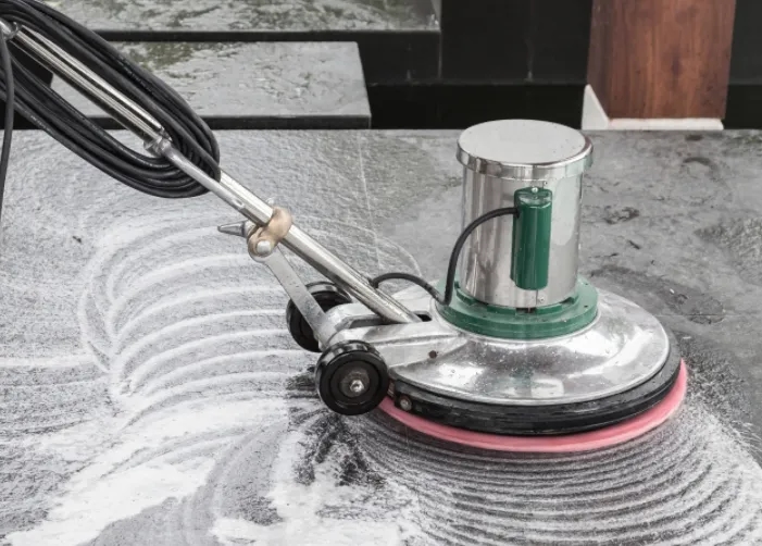 Skuteczne metody na usunięcie kleju z kamienia dekoracyjnego