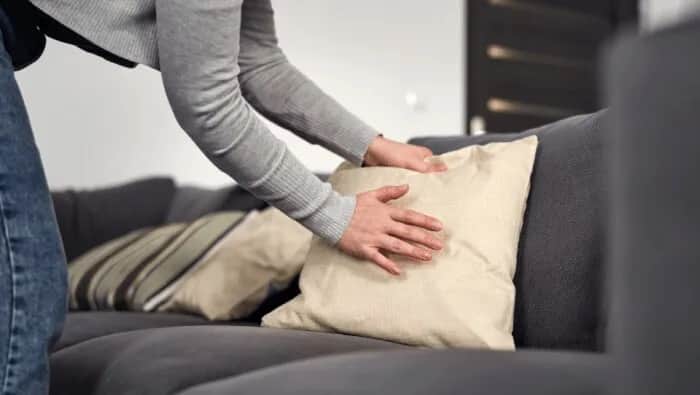 Skuteczne sposoby na to, czym wyczyścić kanapę materiałową