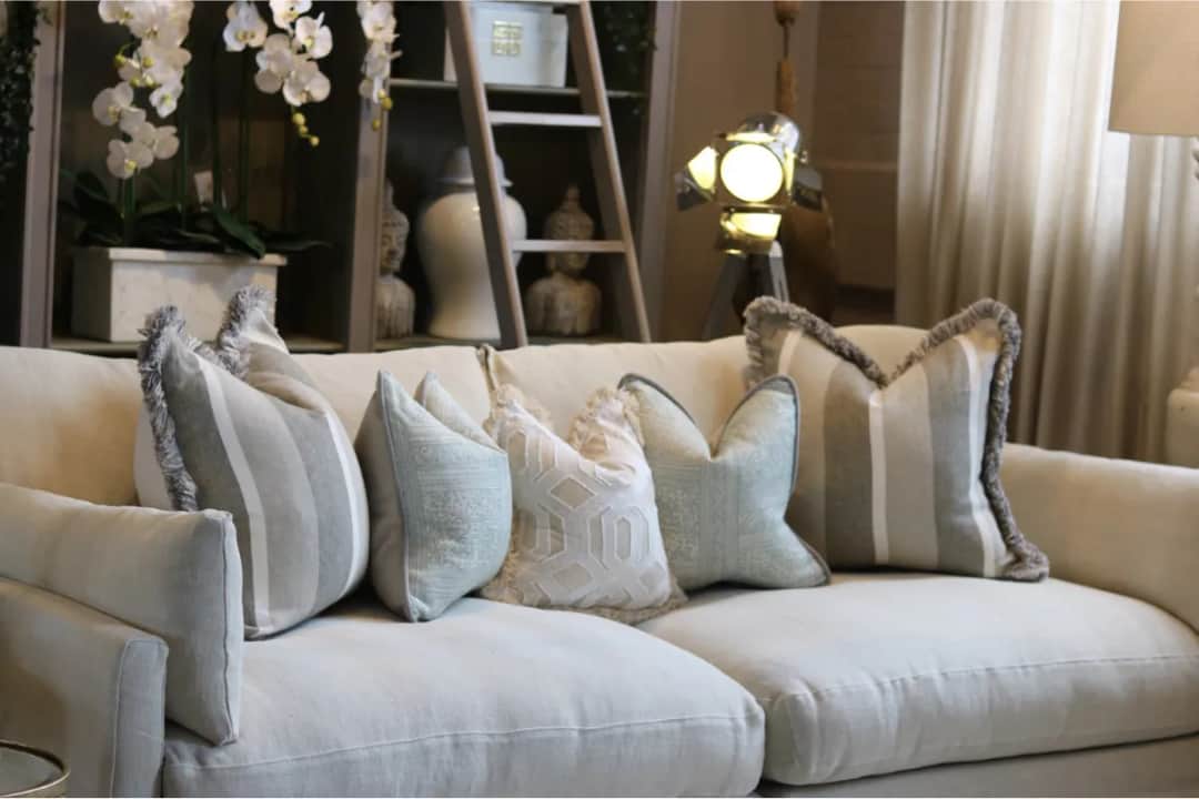 Szarą kanapa jakie poduszki wybrać, by stworzyć wyjątkowy styl