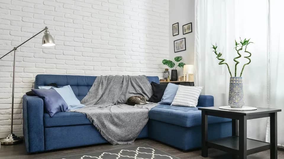 Czym przykryć kanapę w salonie, by stylowo chronić meble? Czym przykryć kanapę w salonie, by stylowo chronić meble?