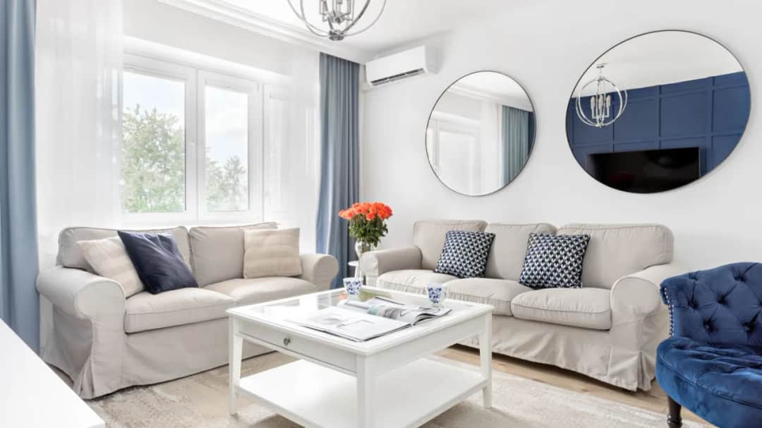 Najlepsze pomysły na dekorację ściany nad kanapą, które zachwycą